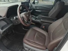 2023 Toyota Sienna 2.5L Hybrid Platinum — фото 4