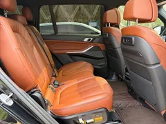 2022 BMW X7 xDrive40i Premium M Sport Package, чёрный — фото 12