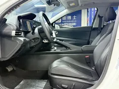 2022 Hyundai Elantra 1.5L CVT LUX Premium, белый — фото 17