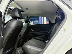 2022 Hyundai Elantra 1.5L CVT LUX Premium, белый — фото 18