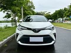 2021 Toyota C-HR 2.0L Luxury — фото 2