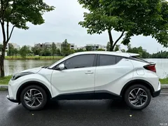 2021 Toyota C-HR 2.0L Luxury — фото 4