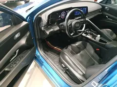 2021 Hyundai Elantra 1.5L CVT LUX Premium, синий — фото 16