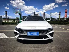 2023 Hyundai Elantra 1.5L CVT LUX Premium, белый — фото 2