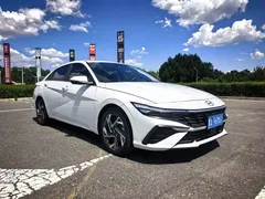 2023 Hyundai Elantra 1.5L CVT LUX Premium, белый — фото 3
