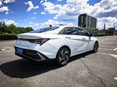 2023 Hyundai Elantra 1.5L CVT LUX Premium, белый — фото 6