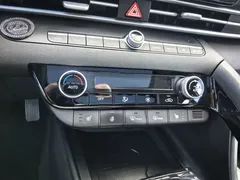 2023 Hyundai Elantra 1.5L CVT LUX Premium, белый — фото 18