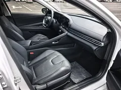 2023 Hyundai Elantra 1.5L CVT LUX Premium, белый — фото 19