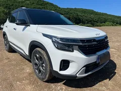 2023 Kia Seltos 1.5L CVT Luxury, белый — фото 3