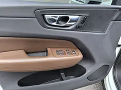 2021 Volvo XC60 4WD Luxury, белый — фото 12