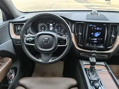2021 Volvo XC60 4WD Luxury, белый — фото 16