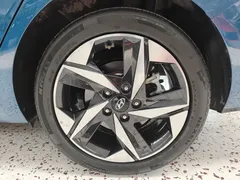 2022 Hyundai Elantra 1.5L CVT LUX Premium, синий — фото 17