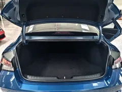 2022 Hyundai Elantra 1.5L CVT LUX Premium, синий — фото 10