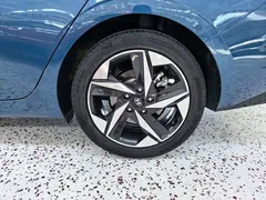2022 Hyundai Elantra 1.5L CVT LUX Premium, синий — фото 16