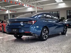 2022 Hyundai Elantra 1.5L CVT LUX Premium, синий — фото 18