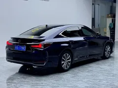 2021 Lexus ES 300h, синий — фото 3
