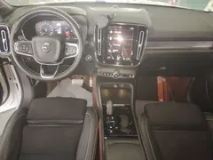 2021 Volvo XC40 T4 4WD Sport, белый — фото 10