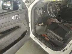2021 Volvo XC40 T4 4WD Sport, белый — фото 16