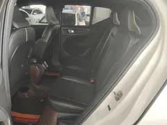 2021 Volvo XC40 T4 4WD Sport, белый — фото 17