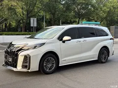 2023 Toyota Sienna 2.5L Hybrid Comfort — фото 1