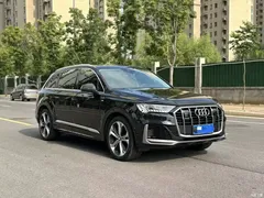 2023 Audi Q7 55 TFSI quattro S Premium — фото 2