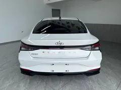 2022 Hyundai Elantra 1.5L CVT LUX Premium, белый — фото 5