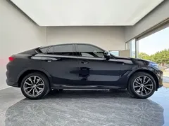 2023 BMW X6 xDrive30i M, чёрный — фото 9