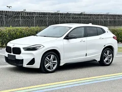 2023 BMW X2 sDrive25i M, белый — фото 1