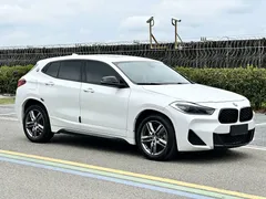 2023 BMW X2 sDrive25i M, белый — фото 2