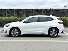 2023 BMW X2 sDrive25i M, белый — фото 5