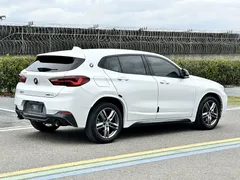 2023 BMW X2 sDrive25i M, белый — фото 7
