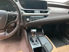 2020 Lexus ES 300h Executive — фото 18