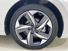 2022 Hyundai Elantra 1.5L CVT LUX Premium — фото 16