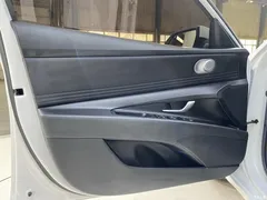 2022 Hyundai Elantra 1.5L CVT LUX Premium — фото 18