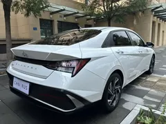 2023 Hyundai Elantra 1.5L CVT LUX Premium, белый — фото 3