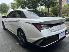 2023 Hyundai Elantra 1.5L CVT LUX Premium, белый — фото 4