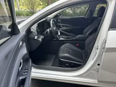 2023 Hyundai Elantra 1.5L CVT LUX Premium, белый — фото 5