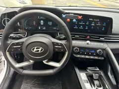 2023 Hyundai Elantra 1.5L CVT LUX Premium, белый — фото 8