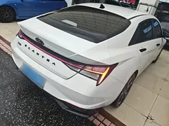 2022 Hyundai Elantra 1.5L CVT LUX Premium, белый — фото 5