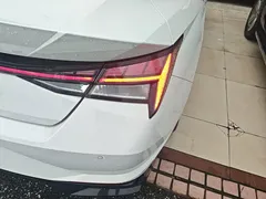 2022 Hyundai Elantra 1.5L CVT LUX Premium, белый — фото 6