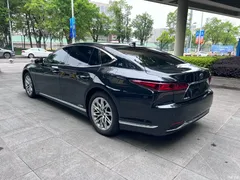 2021 Lexus LS 500h Luxury, чёрный — фото 11