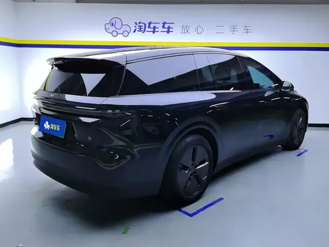 2025 Li Auto i8 Standard