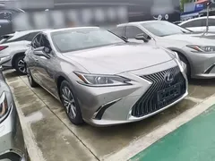 2020 Lexus ES 300h — фото 4