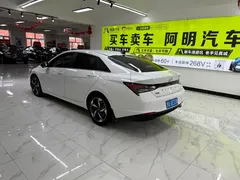 2022 Hyundai Elantra 1.5L CVT LUX Premium, белый — фото 4