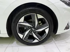 2022 Hyundai Elantra 1.5L CVT LUX Premium, белый — фото 10