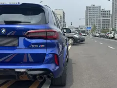 2022 BMW X5 M, синий — фото 6