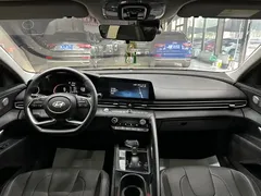 2023 Hyundai Elantra 1.5L CVT LUX Premium — фото 12