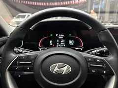 2023 Hyundai Elantra 1.5L CVT LUX Premium — фото 17