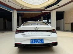 2022 Hyundai Elantra 1.5L CVT LUX Premium, белый — фото 5