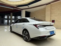 2022 Hyundai Elantra 1.5L CVT LUX Premium, белый — фото 6